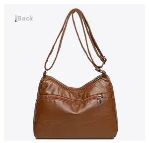 Vista posteriore della borsa a tracolla in morbida pelle PU marrone con tasche multiple