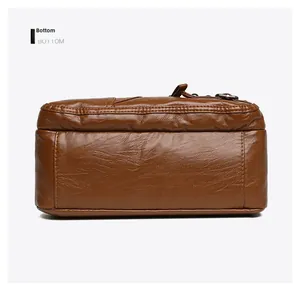 Dettaglio del fondo borsa in pelle marrone con cuciture doppie rinforzate