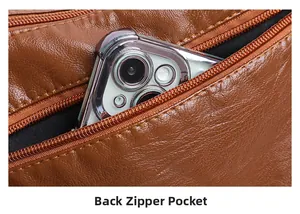 Dettaglio della tasca posteriore con zip su borsa in pelle marrone con cellulare