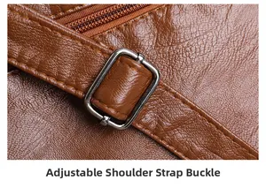 Dettaglio della fibbia in metallo regolabile e texture granata sulla borsa in pelle caramello
