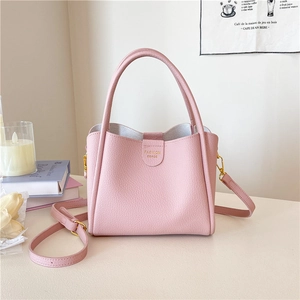 Sac seau rose à texture litchi avec bandoulière réglable et détails dorés