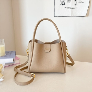 Sac seau minimaliste beige grainé avec finitions dorées et poignée supérieure pour femme