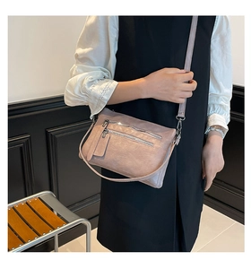 Détail du sac à bandoulière rose-violet Morandi avec fermetures éclair et cuir PU souple