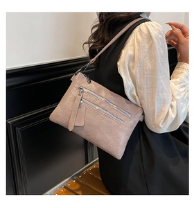 Vue détaillée du sac bandoulière gris-rose vintage avec double poche zippée