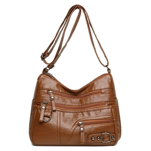 Borsa a tracolla da donna in morbida pelle marrone con design multitasche e trama litchi