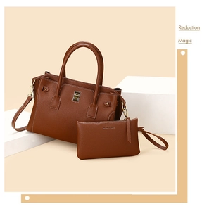 Dettaglio del set borsa in pelle marrone con motivo litchi, hardware dorato e cuciture a contrasto