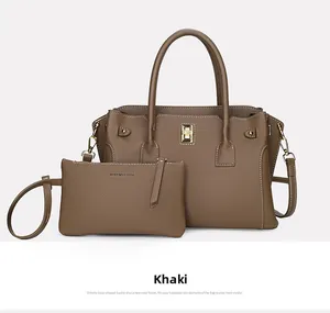 Dettaglio del set di borse in pelle martellata kaki con chiusura e pochette abbinata