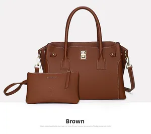 Dettaglio della borsa tote marrone in pelle martellata con finiture in metallo dorato