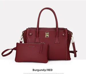 Dettaglio del set borsa tote rosso vino in pelle martellata con hardware dorato e pochette