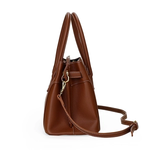 Borsa tote in pelle marrone martellata con cuciture a contrasto e fibbie dorate