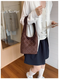 Borsa tote in camoscio marrone con borchie metalliche argentate a motivo a rombi