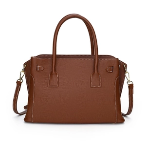 Borsa tote in pelle marrone con cuciture bianche a contrasto e hardware dorato su bianco