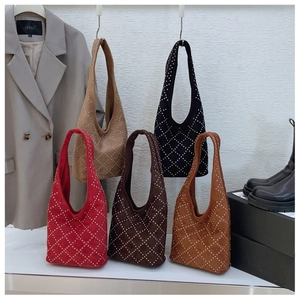 Collezione di cinque borse in finto scamosciato con classici motivi a rombi di strass