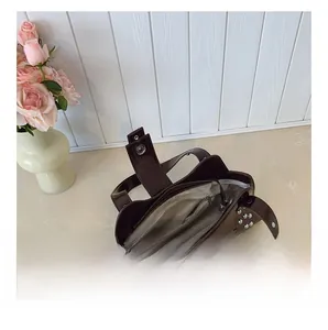 Détails de l'intérieur spacieux avec poche zippée et rivets sur le sac marron vintage