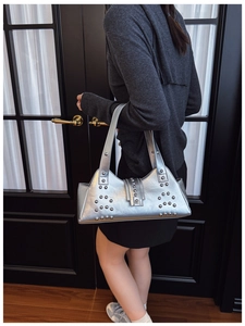 Sac à bandoulière argenté Y2K avec rivets métalliques et boucles en situation réelle