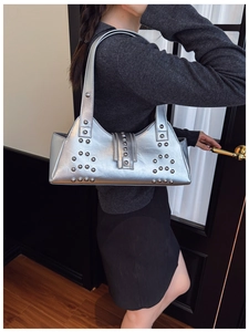 Vue détaillée des rivets argentés sur le sac à bandoulière en cuir métallisé