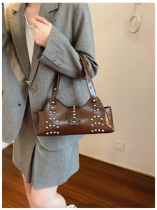 Détails du sac à bandoulière en cuir brillant marron foncé avec rivets argentés vintage