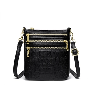 Borsa a tracolla nera in pelle goffrata coccodrillo con tre zip dorate e cinturino