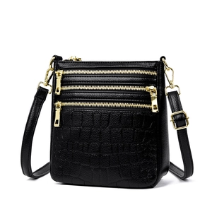 Borsa a tracolla nera da donna con texture a coccodrillo e tre zip dorate lucide