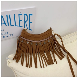 Détail du sac croissant bohème en daim marron avec franges et broderie ethnique