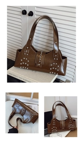 Détail d'un sac à bandoulière en cuir marron vintage avec rivets en métal argenté