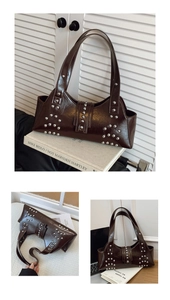 Détail du sac en similicuir marron foncé avec motifs géométriques de rivets argentés