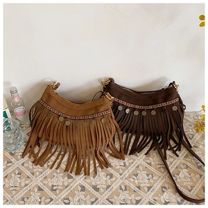 Détails de sacs à franges bohèmes avec tissage ethnique et décorations de pièces en métal