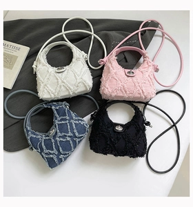 Borse in denim trapuntato bianco, rosa, blu e nero con chiusure metalliche e tracolle