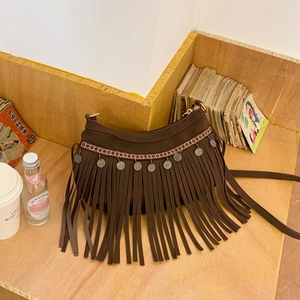 Sac à bandoulière bohème marron foncé avec tissage ethnique et pampilles de pièces
