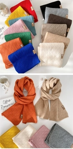 Detailansicht des Rautenstrickmusters auf weichen Winterschals mit Lederetikett