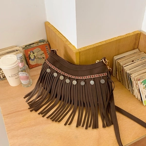 Sac bandoulière bohème marron foncé avec franges, sangle ethnique et breloques en métal