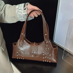 Sac à épaule vintage en cuir huilé marron avec clous argentés et grande capacité
