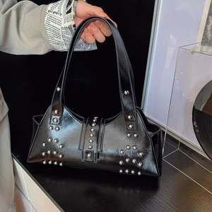 Sac à bandoulière noir style punk Y2K avec rivets argentés et détail de boucle