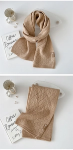 Detailansicht des hellbraunen Strickschals mit Rautenmuster und weicher Textur für Damen