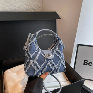 Borsa dumpling in denim blu con texture trapuntata a frange e fibbia argentata
