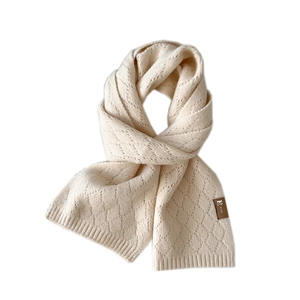 Eleganter cremeweißer Strickschal mit Rautenmuster und gerippten Kanten für Damen
