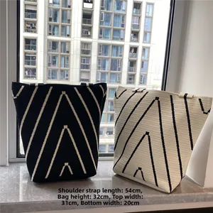 Specifiche tecniche borsa tote in maglia: altezza 32cm e tracolla lunga 54cm