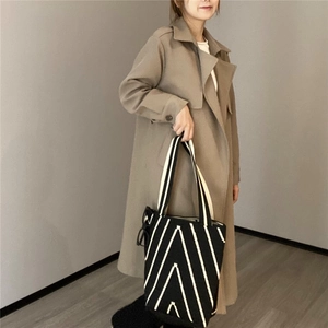 Grande borsa tote in maglia con motivo a V bianco e nero e doppie spalline confortevoli