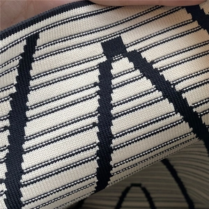 Borsa tote in maglia con motivi geometrici jacquard neri e bianchi in vista ravvicinata