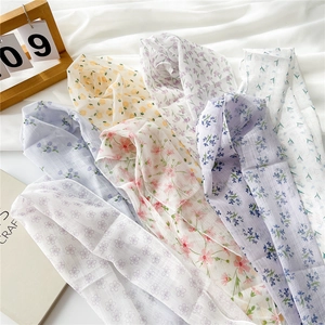 Foulards étroits en mousseline à imprimé floral pour femmes en plusieurs couleurs sur tissu blanc