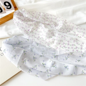 Foulards losanges en tulle fin aux motifs floraux frais lavande et bleu sur tissu doux