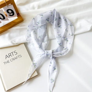 Écharpe élégante en tulle bleu clair pour femme avec motif floral violet et texture douce