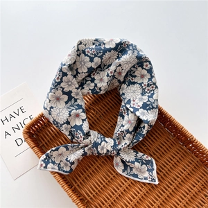 Dettaglio di una sciarpa in cotone e lino blu navy con motivo a girasoli