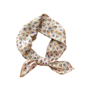 Elegante foulard in cotone e lino con motivi floreali viola e arancio su base beige