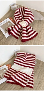 Dettaglio della sciarpa a maglia a righe rosse e bianche con design a croce e logo