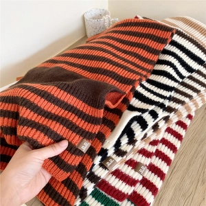Sciarpe a maglia a righe in vari colori con etichette di marca in pelle premium
