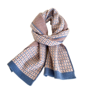 Sciarpa invernale in maglia a quadri blu e arancione con texture morbida su bianco