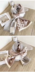 Détail de la maille du foulard à damier pied-de-poule avec étiquette de marque de mode