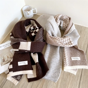Écharpe épaisse en tricot pied-de-poule marron et beige avec étiquette mode faite main