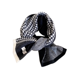 Écharpe épaisse en tricot pied-de-poule avec patchwork bicolore et étiquette handmade